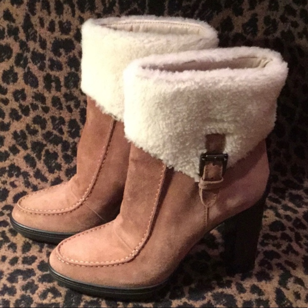 NWT ❤️TODS camel booties with shearling trim ❤️